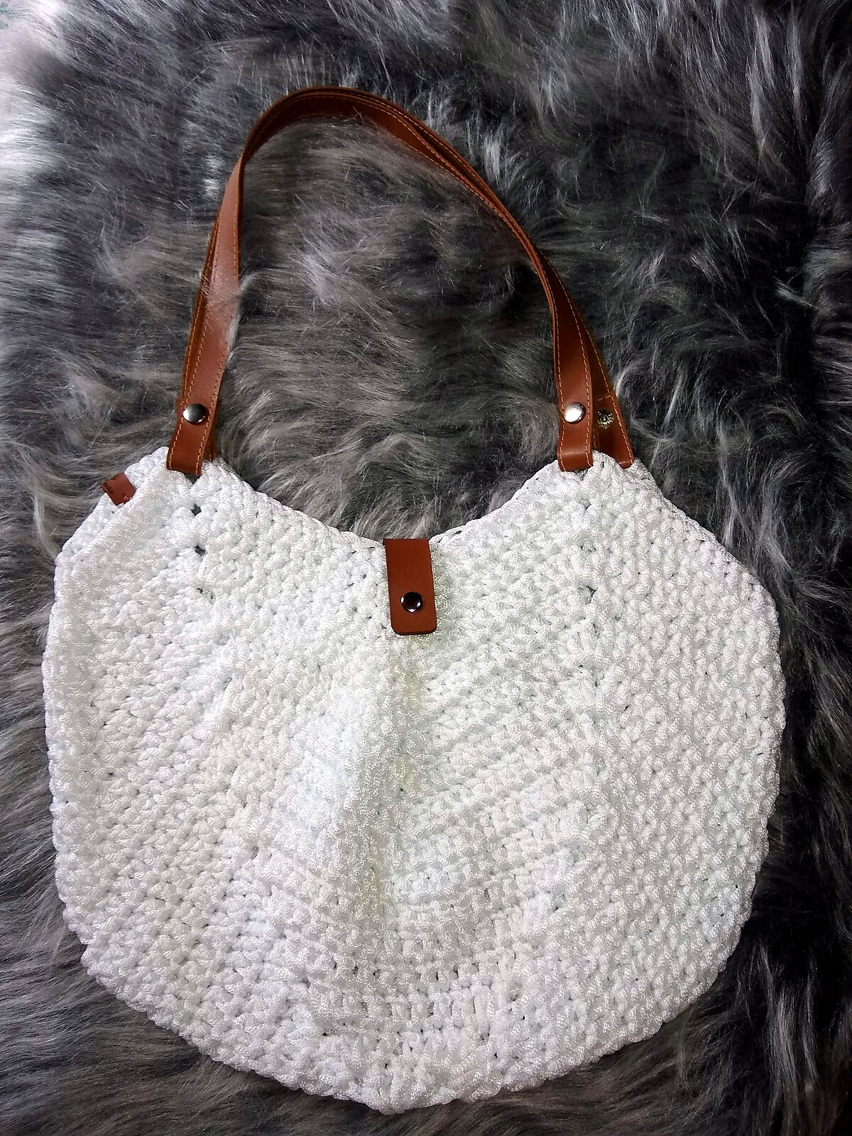 Bolsa branca em fio de malha com alça de pelo marrom