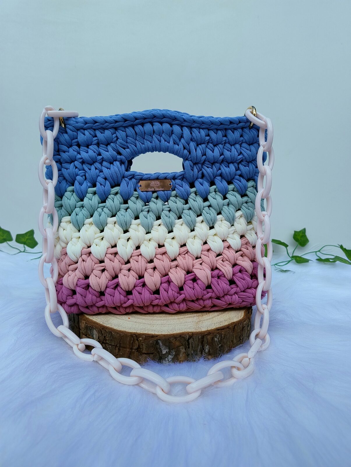 Bolsa em fio de malha degradê azul e rosa, com alça de corrente acrílica