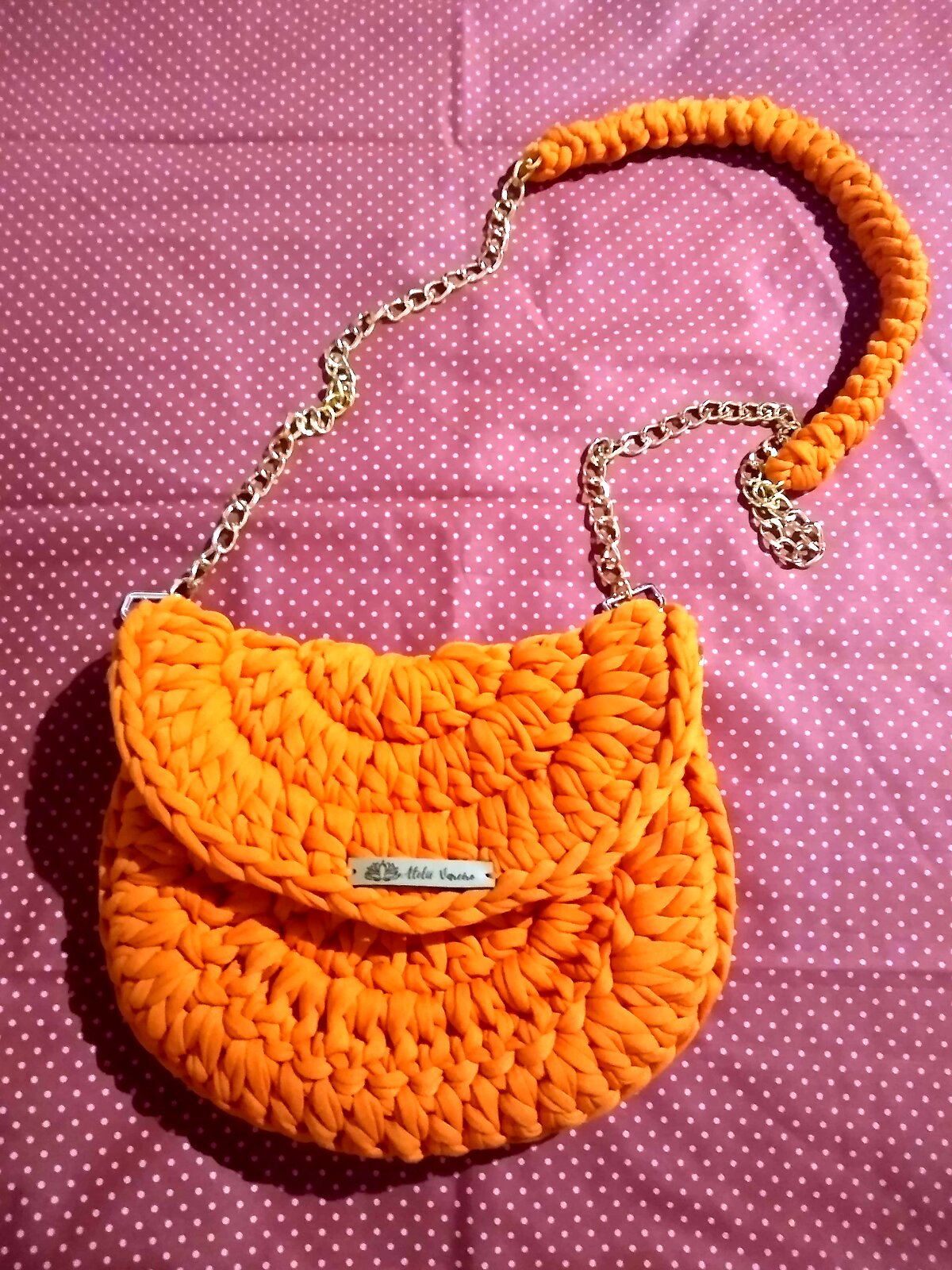 Bolsa laranja em fio de malha com alça longa de corrente dourada