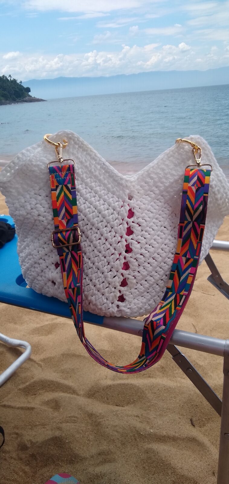 Bolsa branca em fio de malha, cenário de praia