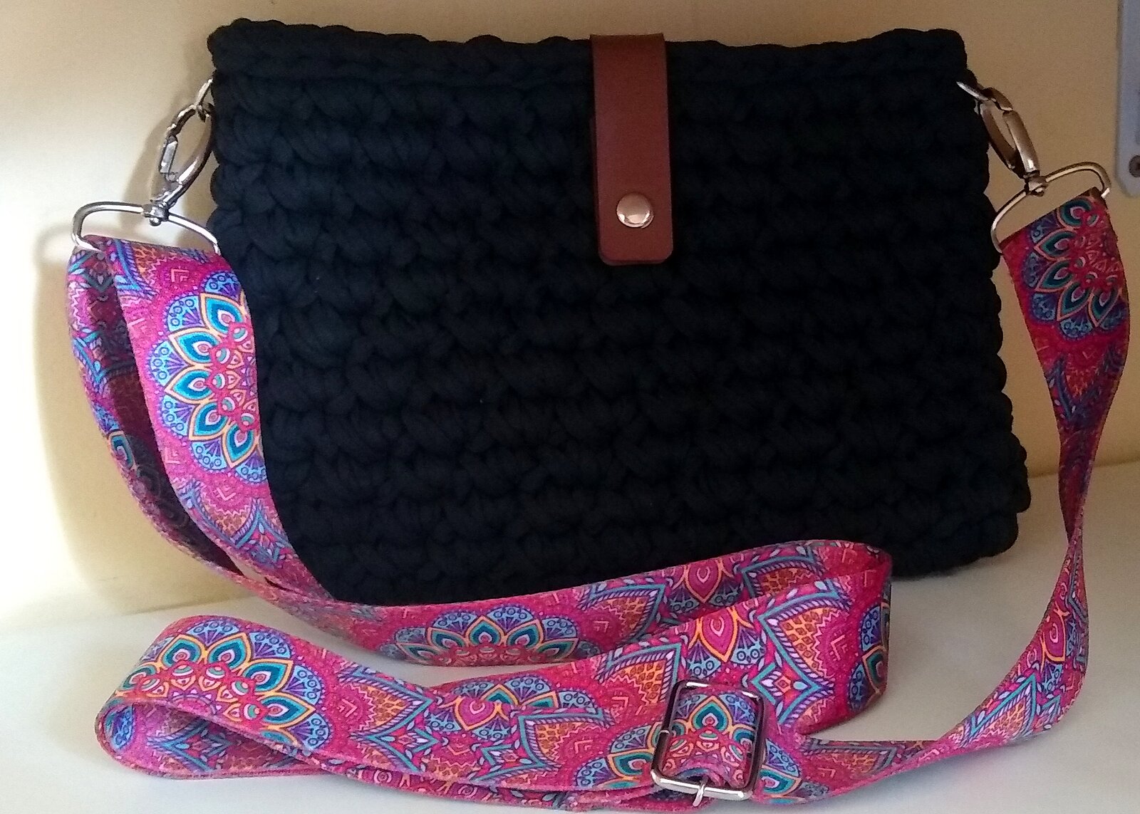 Bolsa preta em fio de malha com alça estampada mandala rosa