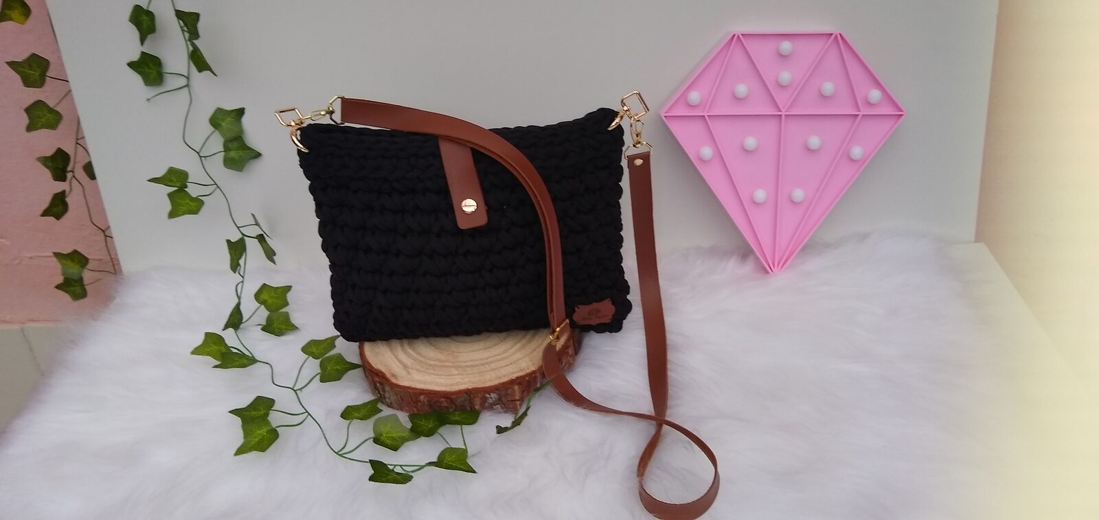Bolsa em fio de malha com folhagem e decoração