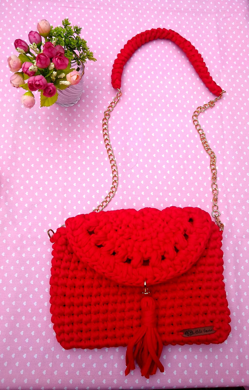 Bolsa vermelha em fio de malha com alça de corrente dourada e vermelha