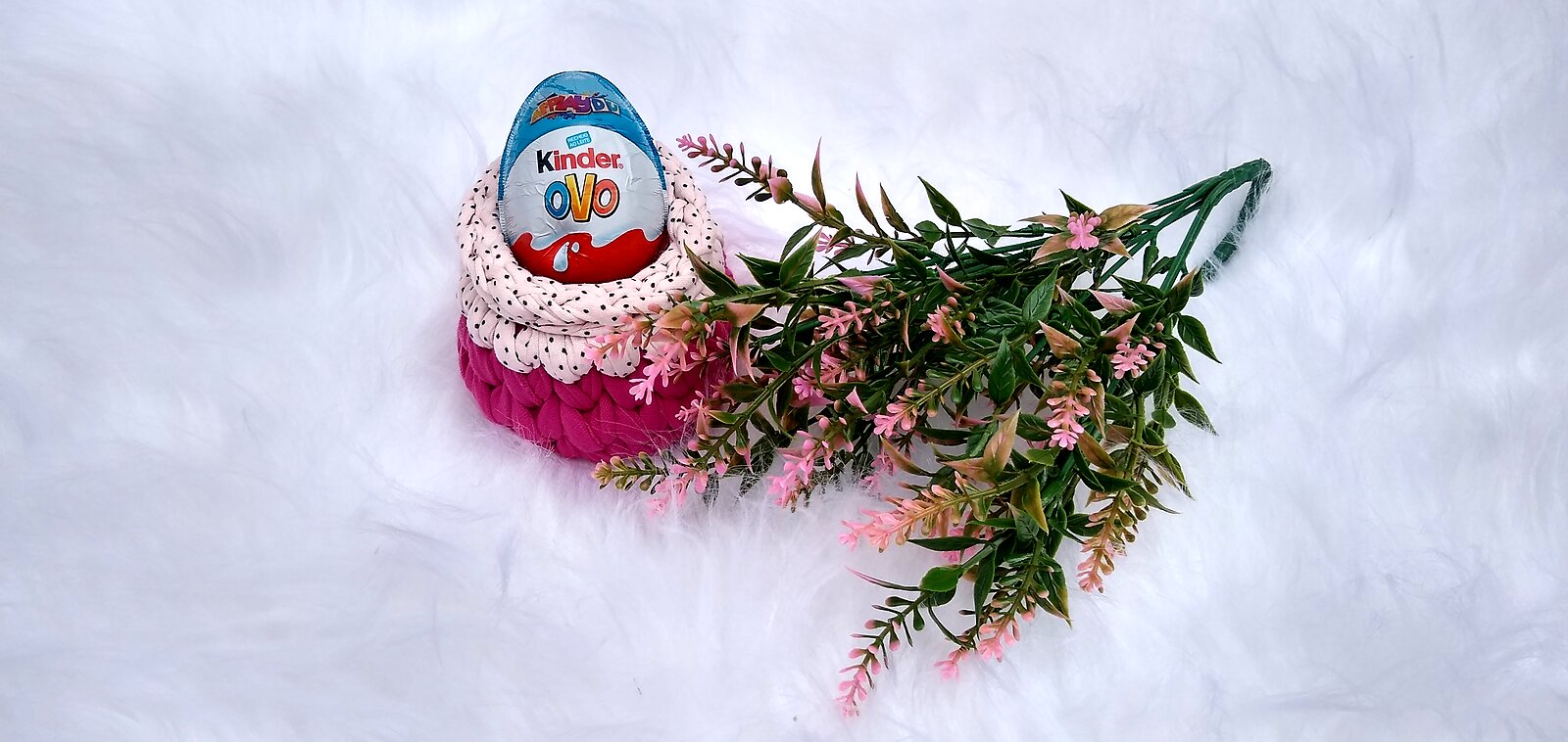 Cesta de Páscoa rosa em fio de malha com orelhas de coelho