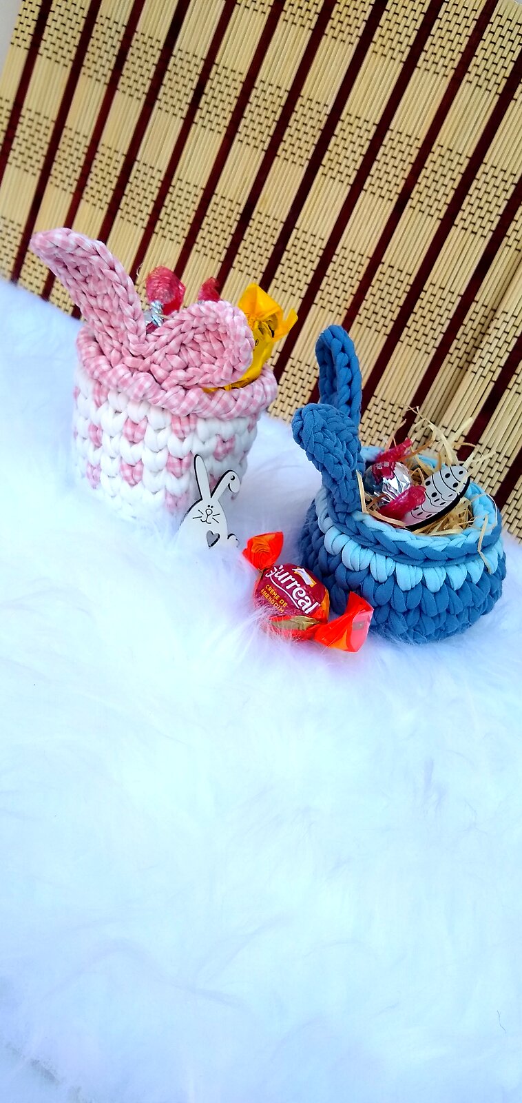 Cestinhas de Páscoa em fio de malha rosa e azul, com orelhas de coelho