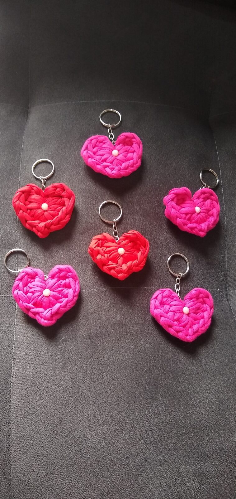 Chaveiros de coração em fio de malha, lembrancinha personalizada