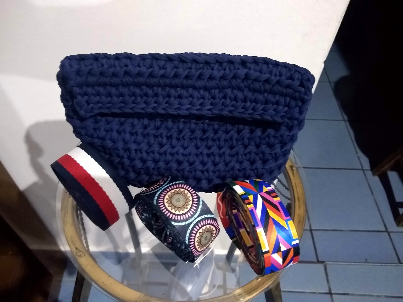 Clutch azul-marinho em fio de malha com alças estampadas