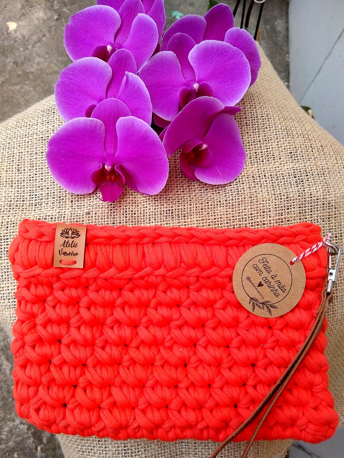Clutch coral em fio de malha, feita à mão com carinho
