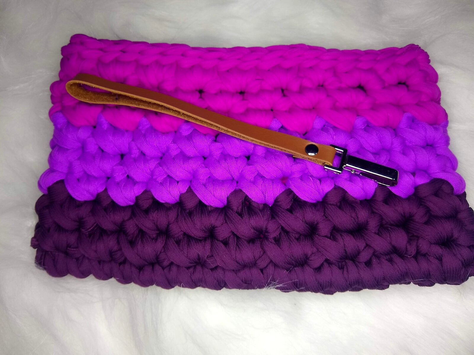 Clutch dégradé rosa, roxo e uva em fio de malha