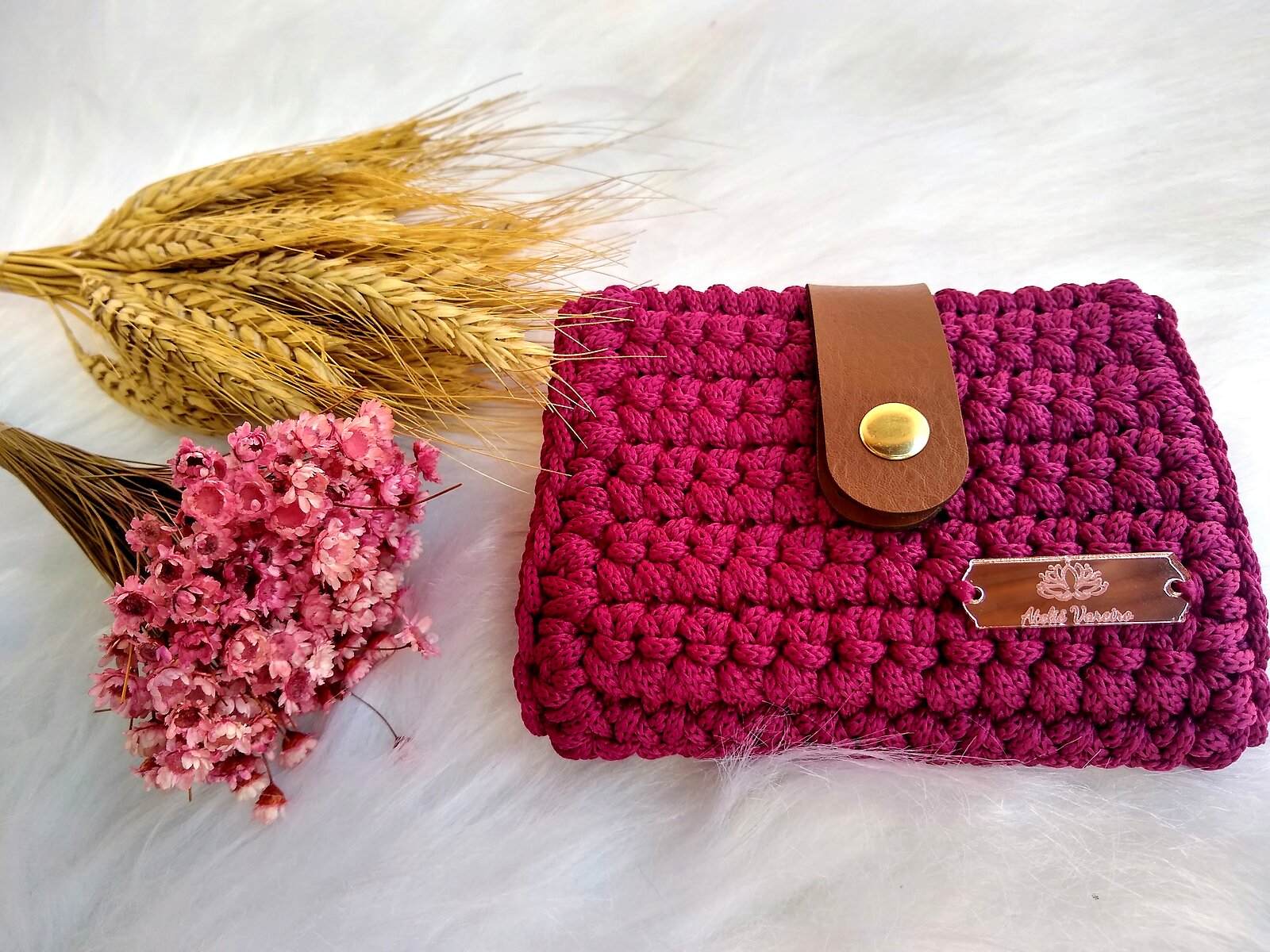 Clutch magenta em fio de malha com fecho de couro