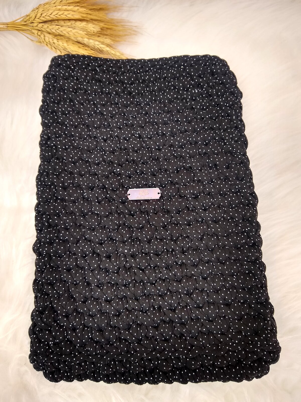 Clutch preta poá em fio de malha