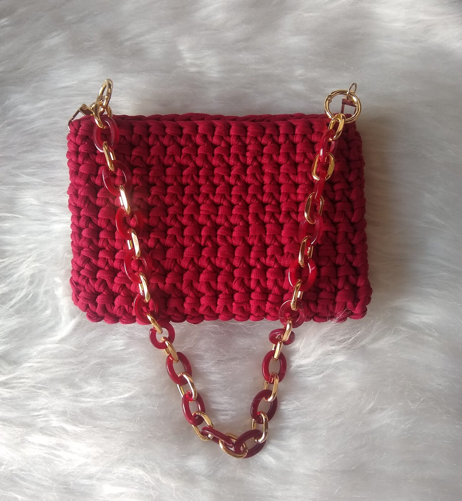 Clutch vinho em fio de malha com corrente vermelha e dourada