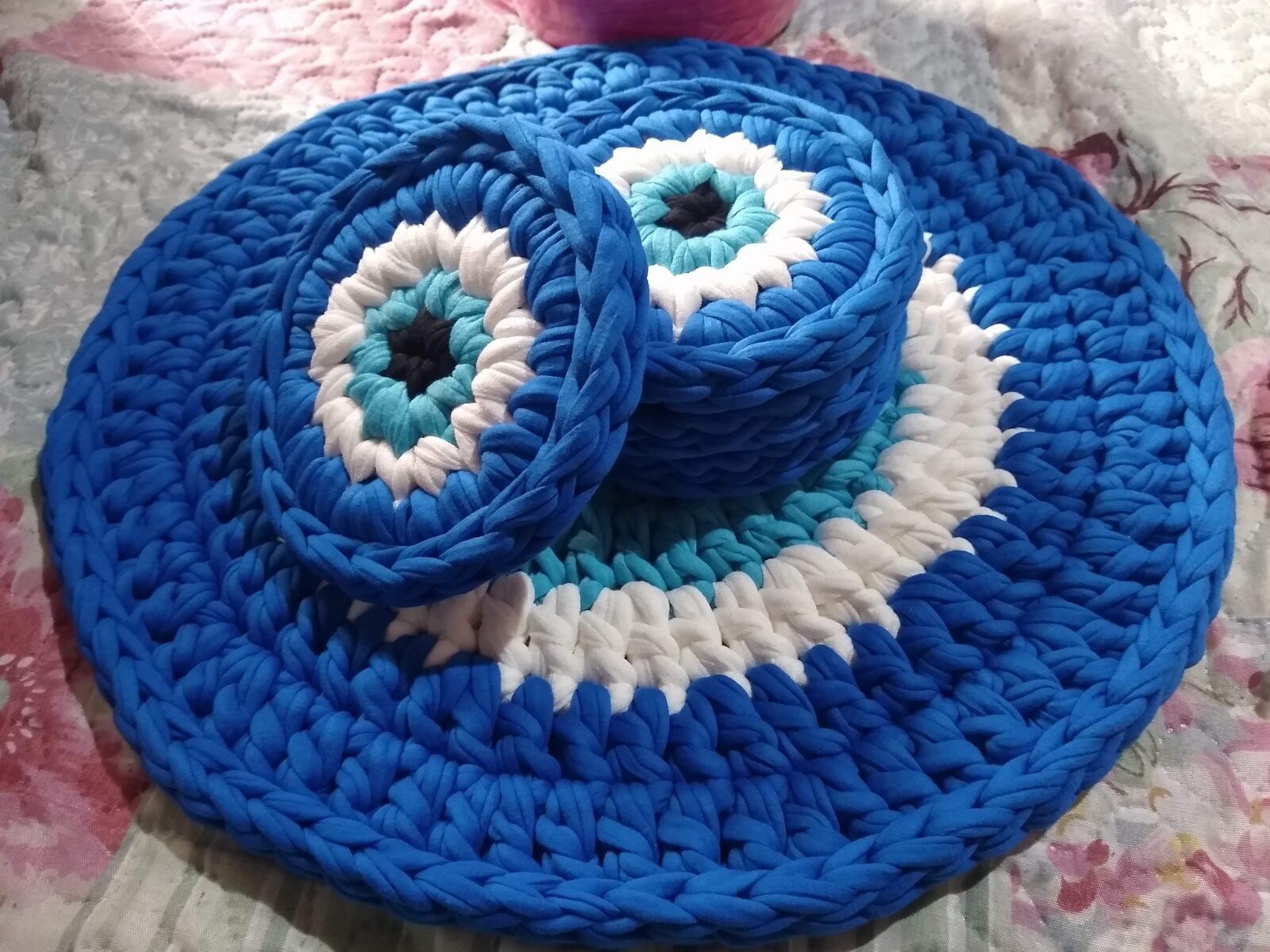 Jogo americano e porta-copos em fio de malha, estampa olho grego azul