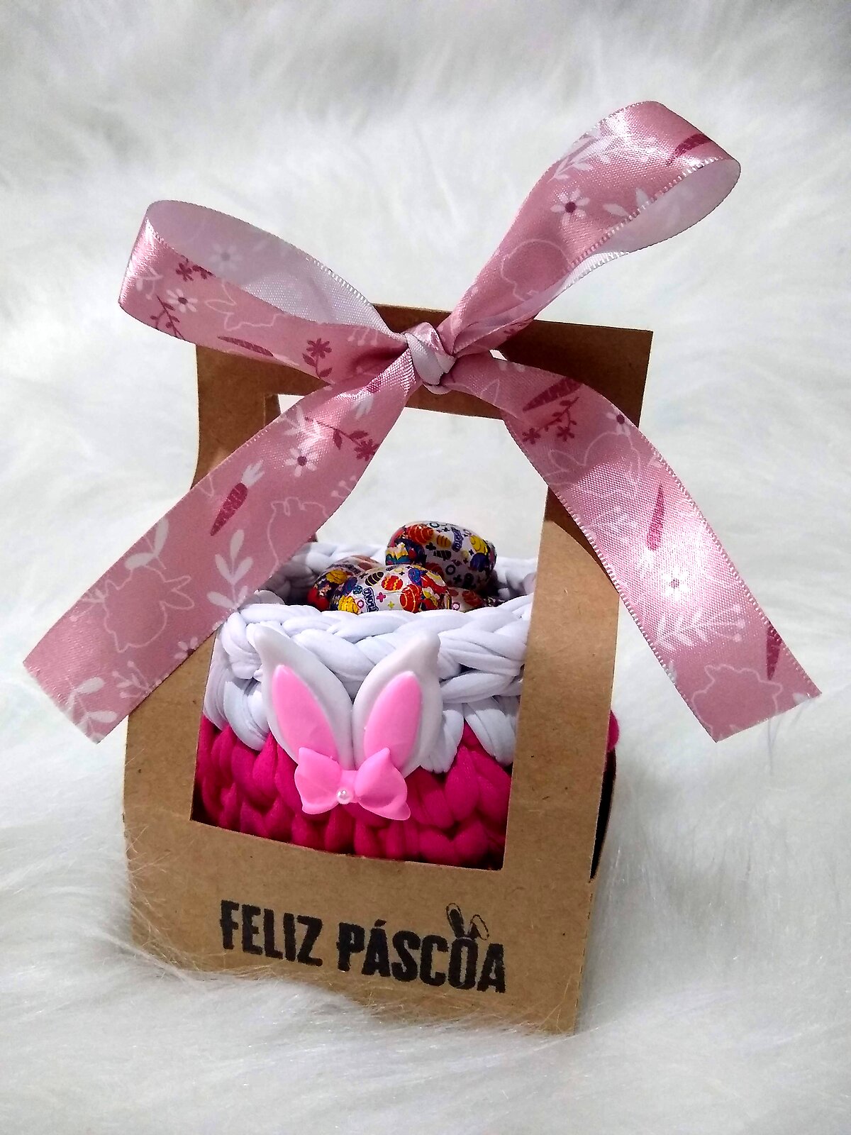Kit de Páscoa em caixa kraft com fita, cestinha de coelho em fio de malha