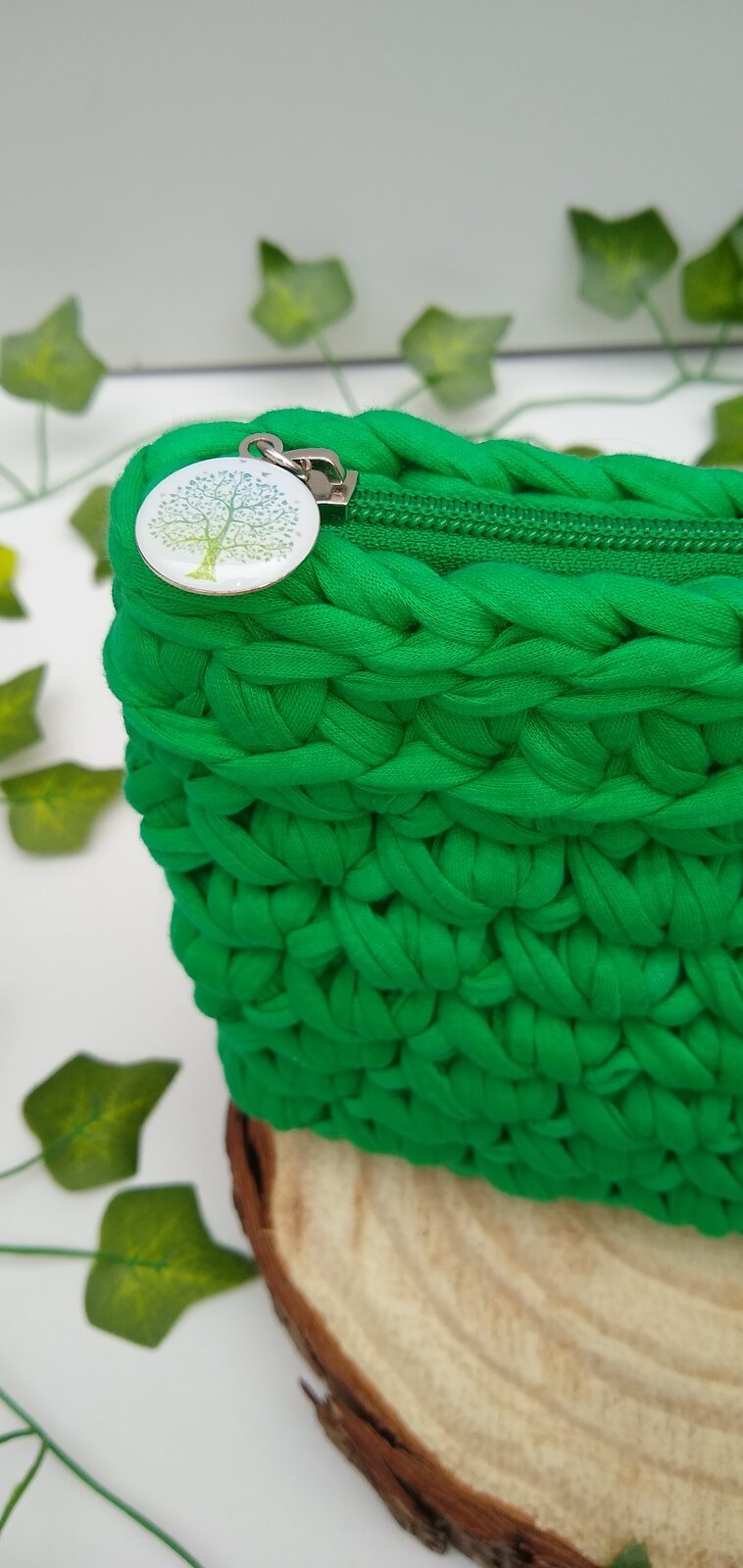 Necessaire verde em fio de malha com berloque árvore da vida
