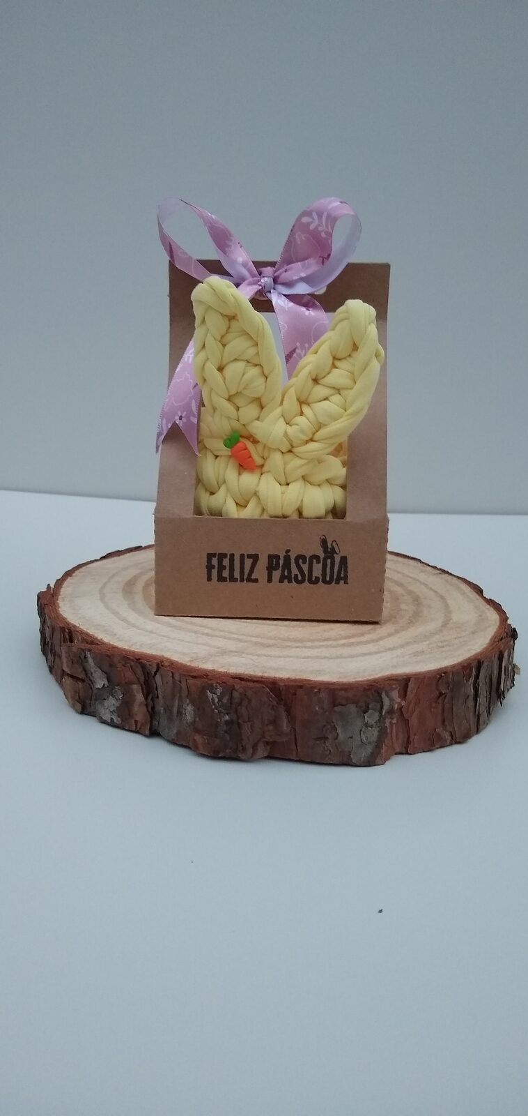 Cesta de Páscoa amarela em fio de malha com orelhas de coelho