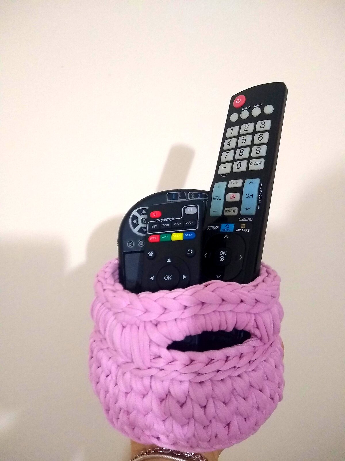 Porta-controle remoto em fio de malha rosa