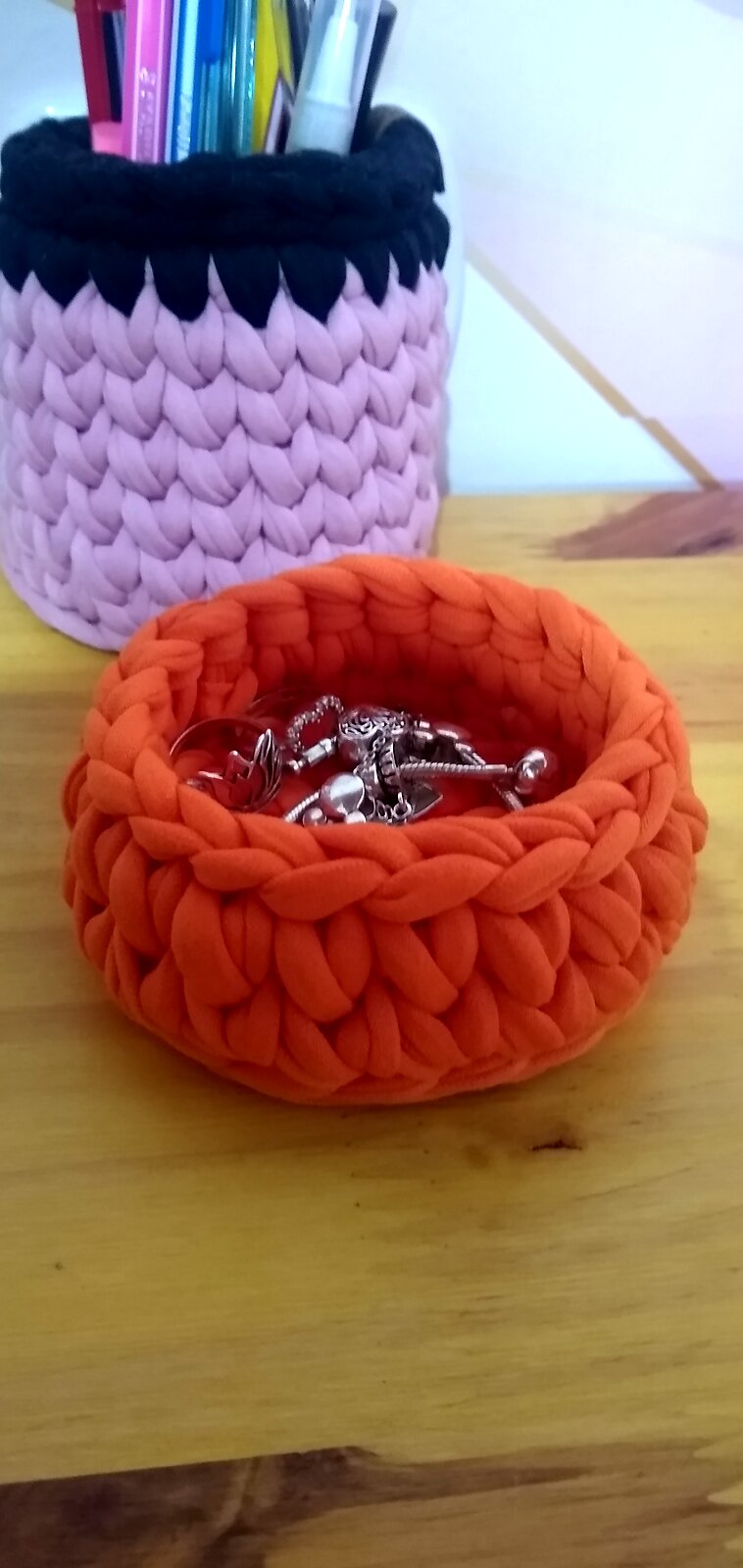 Porta-joias redondo em fio de malha laranja