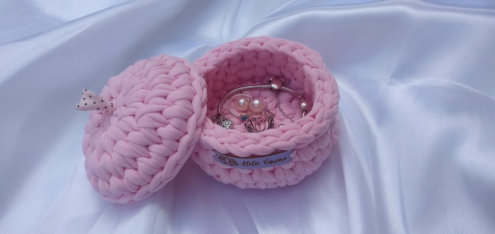 Porta-joias redondo em fio de malha rosa