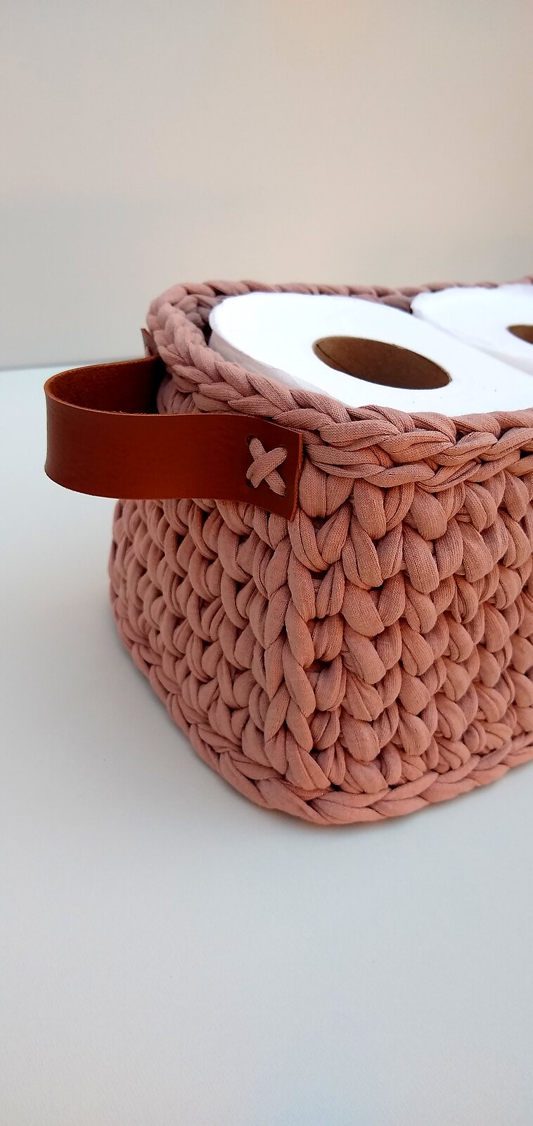 Porta papel higiênico em fio de malha rosé com alças de couro