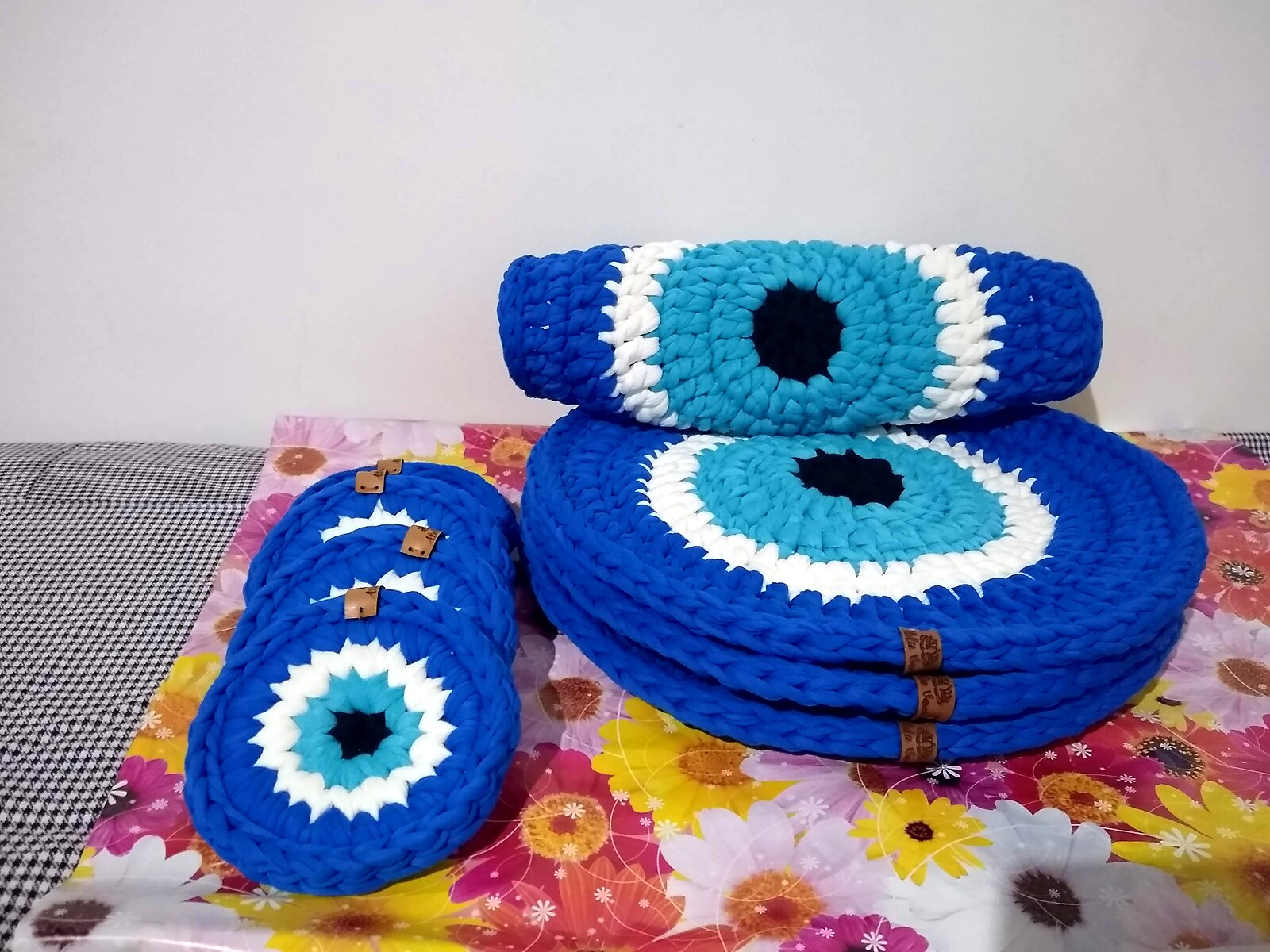 Sousplat oval em fio de malha, estampa olho grego