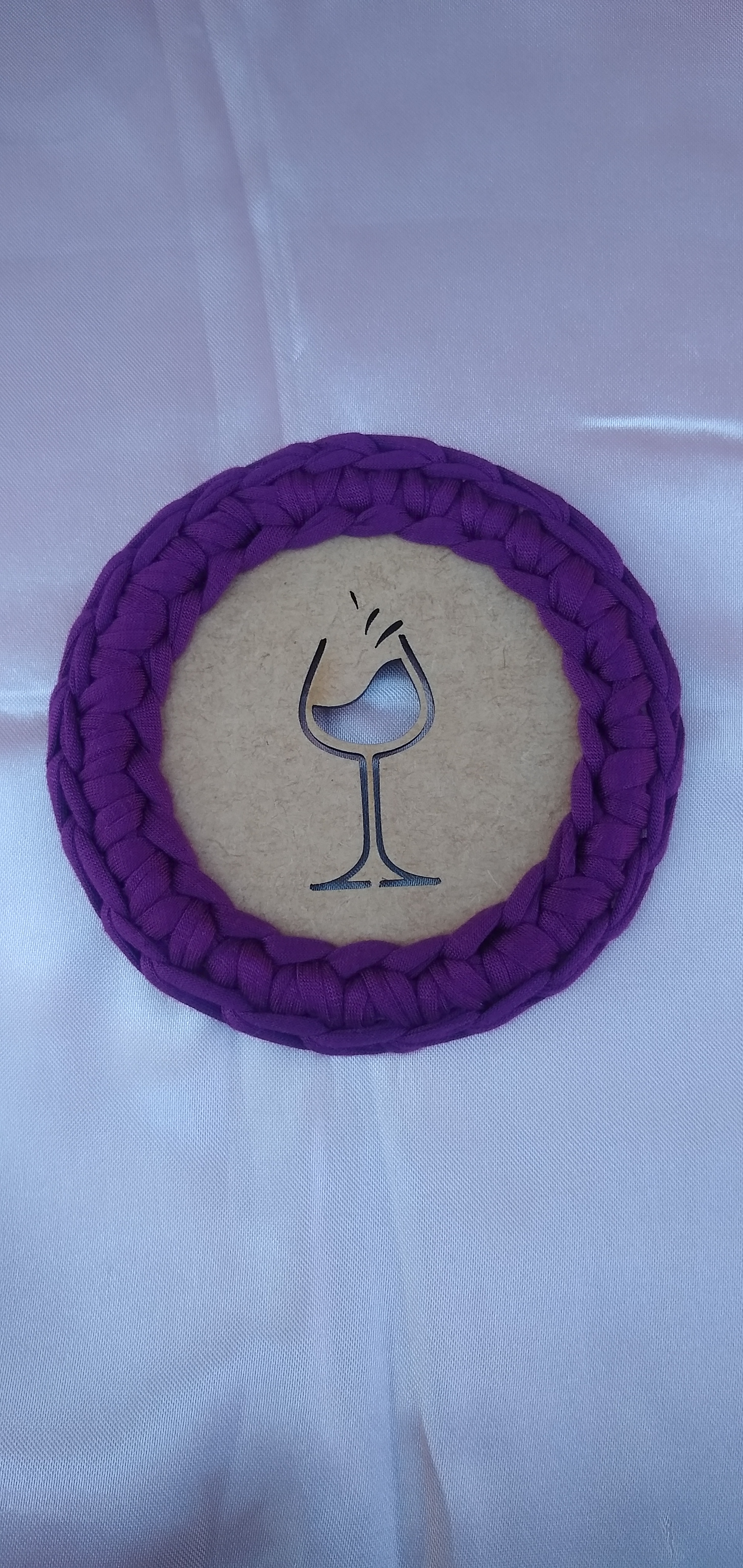 Kit Retrô Vinyl Porta-copos em fio de malha roxo, com medalhão de taça de vinho